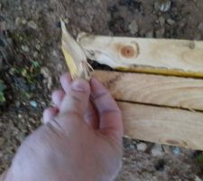 La charpente a été livrée... sur le mauvais terrain et est abîmée