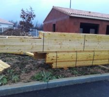 La charpente a été livrée... sur le mauvais terrain et est abîmée