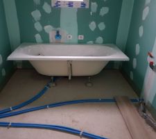 Salle de bain - Baignoire en place et robinetterie encastrée