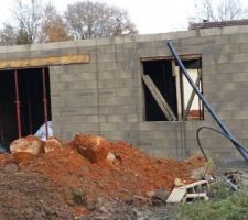 Fin élévation des murs, derrière de la maison