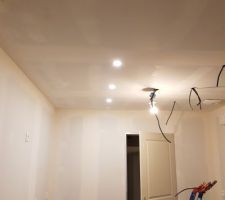 Mise en place des spots dans la cuisine.