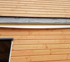 Pare pluie mal fixé
