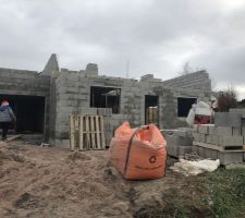 La maison s'élève doucement mais sûrement. Elle prend forme...