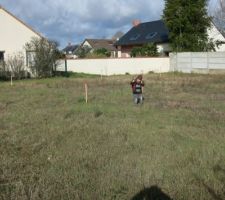 Arsène, mon petit-fils sur le terrain tout juste piqueté.