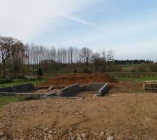 Commencement de l'&eacute;l&eacute;vation des murs du vide sanitaire sur 80 cm (4 rang&eacute;es de parpaings pour ne pas que l'avant de la maison soit trop enterr&eacute; car terrain l&eacute;g&egrave;rement en pente)
Samedi 9 d&eacute;cembre 2017