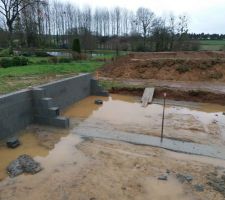 Lundi 11 d&eacute;cembre 2017.
Grosses averses en continu depuis des heures, r&eacute;sultat chantier inond&eacute;.
D&eacute;but des inqui&eacute;tude...
Par rapport au niveau de l'eau,on dirait que le mur gauche penche vers l'arri&egrave;re.
Les parpaings utilis&eacute;s sont des creux hors un connaisseur m'a dit que normalement les vides sanitaires sont mont&eacute;s en parpaings pleins.
Enfin il n'y a pas beaucoup de joints verticaux entre les parpaings. Cela m'inqui&egrave;te un peu, j'en ai fait part au conducteur de travaux par mail,j'attends qu'il me recontacte ou de le voir sur le terrain.
Si quelqu'un lisant mon r&eacute;cit s'y conna&icirc;t bien je ne serai pas contre quelques avis :)