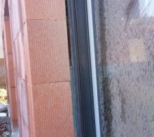 Pb fen&ecirc;tre gros jours entre la fen&ecirc;tre et la ma&ccedil;onnerie