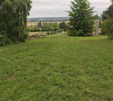 Terrain légèrement en pente mais avec une belle vue sur la ville