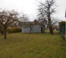 Un petit apercu de notre futur terrain , on voit la cabane qu'on devra demonter ainsi que les arbres a enlever futur travaille pendant les vacs de noel si le terrain est bien signé la semaine pro :)