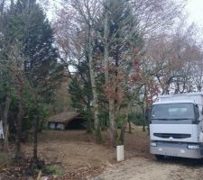 Terrassement in progress ! (Le cabanon ne nous appartient pas, c'est au terrain d'à côté)