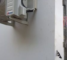 Traces de pieds et de mains sur les murs extérieurs