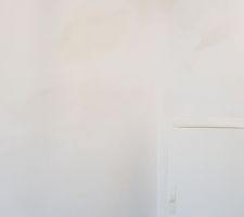 Une goulotte sous le faux-plafond et le mur qui venait d'être peint en blanc !