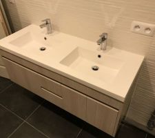 Meuble double vasque salle de bain des enfants restera le miroir et les appliques.