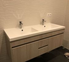 Meuble double vasque salle de bain des enfants restera le miroir et les appliques.