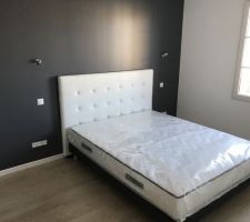 Chambre parentale, restera les appliques de la tête de lit.