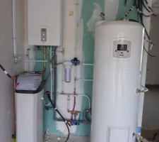 Garage avec chaudière, adoucisseur et ballon thermodynamique