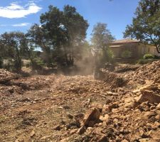 &ccedil;a y est c'est parti j'ai achet&eacute; un terrains tres bois&eacute; me voila avec une carri&egrave;re les terrassiers ont un peu gal&eacute;r&eacute; (en r&eacute;alit&eacute; beaucoup). Je tiens a remercier M.Peuch notre Terrassier Soci&eacute;t&eacute; APTP. A ce stade le choix du terrassier est crucial j'ai eu la chance de tomber sur quelqu'un de confiance et de grande exp&eacute;rience le devis a &eacute;t&eacute; respect&eacute; sans aucune surprise
