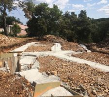 C'est a ce moment que le constructeur entre dans la danse les fondations sont termin&eacute;es on commence a voir ce que &ccedil;a va donner....