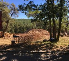 ça y est c'est parti j'ai acheté un terrains tres boisé me voila avec une carrière les terrassiers ont un peu galéré (en réalité beaucoup). Je tiens a remercier M.Peuch notre Terrassier Société APTP. A ce stade le choix du terrassier est crucial j'ai eu la chance de tomber sur quelqu'un de confiance et de grande expérience le devis a été respecté sans aucune surprise