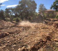 &ccedil;a y est c'est parti j'ai achet&eacute; un terrains tres bois&eacute; me voila avec une carri&egrave;re les terrassiers ont un peu gal&eacute;r&eacute; (en r&eacute;alit&eacute; beaucoup). Je tiens a remercier M.Peuch notre Terrassier Soci&eacute;t&eacute; APTP. A ce stade le choix du terrassier est crucial j'ai eu la chance de tomber sur quelqu'un de confiance et de grande exp&eacute;rience le devis a &eacute;t&eacute; respect&eacute; sans aucune surprise