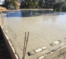 La dalle est coulée. le travail est remarquable on dirait un béton lissé on pourrai presque ne pas poser de carrelage...