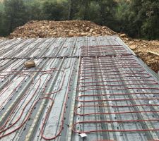 Le syst&egrave;me de chauffage s'installe dans la dalle