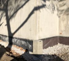 Grilles d'aération en terre cuite et couvercles des regards béton