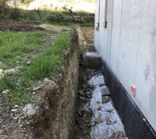 Grilles d'aération en terre cuite et couvercles des regards béton