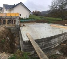 Dalle et garage sont biens avanc&eacute;s