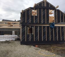 Vue de l'allée sur garage à gauche et les chambres RDC/ N1