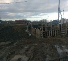 Mise en place des banches pour couler le béton du vide sanitaire