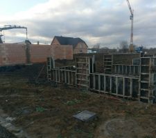Mise en place des banches pour couler le béton du vide sanitaire