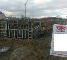 Mise en place des banches pour couler le béton du vide sanitaire