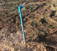 Surprise... Viabilisation en eau ! avec son robinet de puisage.