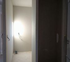 Dans l'ordre porte d'entrée,placard penderie et accès cellier