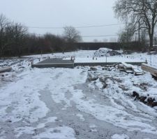 Le chantier sous la neige. On distingue bien la partie garage non isolé