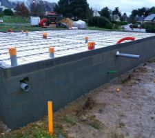 Fin de l'&eacute;l&eacute;vation des murs du vide sanitaire et pose du hourdis polystyr&egrave;ne. 12 & 13 d&eacute;cembre 2017