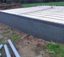 Fin de l'&eacute;l&eacute;vation des murs du vide sanitaire et pose du hourdis polystyr&egrave;ne. 12 & 13 d&eacute;cembre 2017