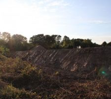 Le montre : le talus sud, vu par derrière.