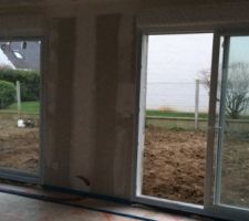 Remblais fait à la pelle à l'arrière de la maison! Enfin!!