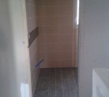 Carrelage imitation parquet SDB et fa&iuml;ence.