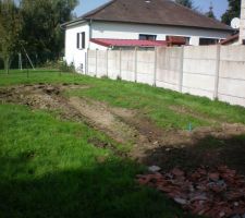 Vu au bout du chemin et si vous ouvrez bien vos yeux loll vous apercevrez un petit piquet bleu en bas &agrave; droite voir peut etre celui du haut. Ce sont les piquets de l'implantation.