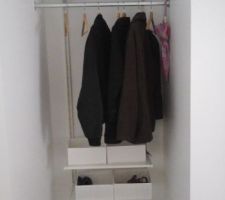 Le placard a vêtement et chaussure que nous avons mi dans l'ancienne chambre du bas qui va être agrandie pour l?extension du salon