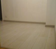 Parquet du couloir avec les plinthes