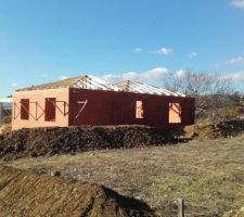 Premier jour d'installation de la charpente, ca avance :)