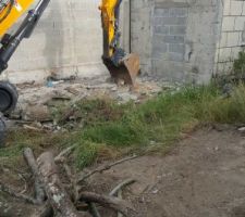 Destruction du cabanon en béton existant avant terrassement