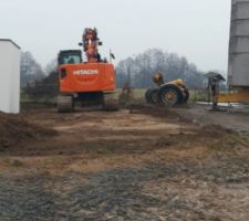 La butte de terre a disparue ! :) Le terrain est désormais aplani et possède une légère pente