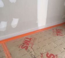 On reconnaît maison Lelièvre dans ces travaux, ils continuent les bandes alors que la maison prend l?eau 
En bas du mur sur 8 centimètres environs 
J?imagine l?état de la laine de verre