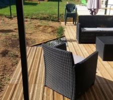 Après avoir longtemps hésité nous avons opté  pour une terrasse en bois posée  par mon beau père mon mari et moi. Beaucoup de travail mais fiers du résultat.