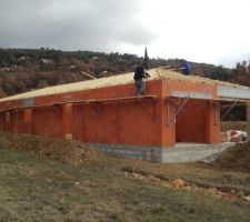 On continue...2eme jour sur la charpente...ca prend forme